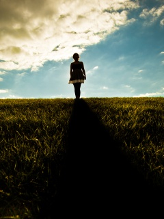 Силуэт девочки на поле обои