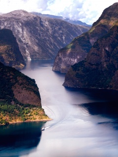 Лодка на реке среди высоких гор обои