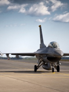 Истребители f16 Falcon на взлетной полосе обои