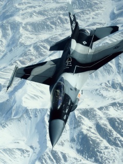 Истребитель над снежными пиками гор обои