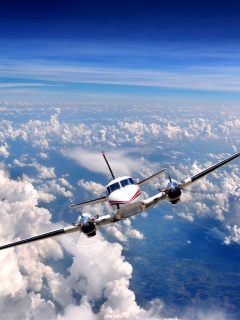 Самолет над облаками обои