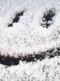 Смайлик на заснеженном стекле обои