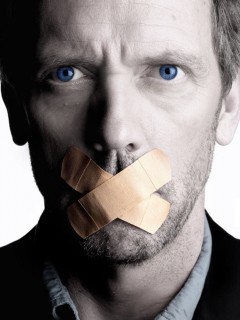 Хаус с пластырем на рту обои