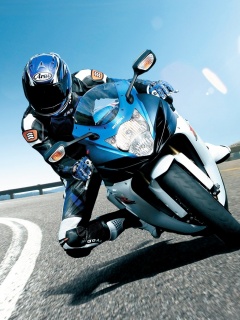 Мотоциклист на повороте обои