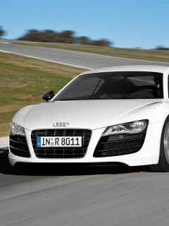 Белый Audi на повороте обои