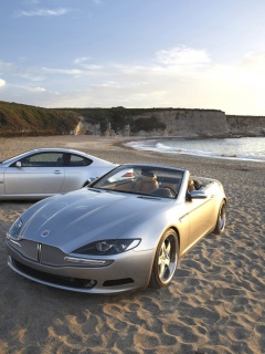 Два спорткара на берегу моря обои