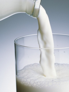 Молоко наливают в стакан обои