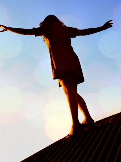 Девушка на крутой крыше обои