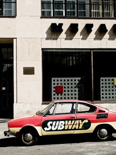 Реклама Subway на машине в Праге обои