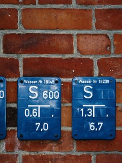 Стена с обозначениями обои