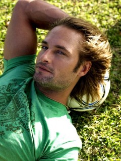 Джош Холлоуэй с мячом обои