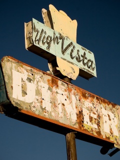 Вывеска заброшенного ресторанчика обои