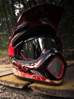 Шлем на лесной велотрассе обои