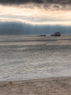 Пляж на фоне светящегосы неба обои