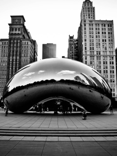 Отражение города в зеркальном монументе обои