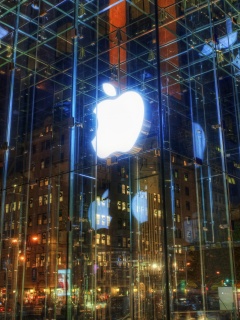 Отражение логотипа Apple в стеклянном здании обои