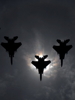 Ряд истрибителей на фоне солнца обои