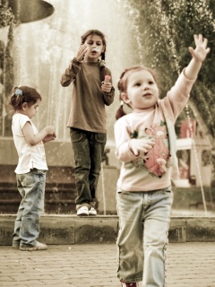Дети у фонтана обои