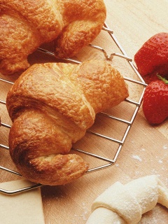 Круассаны с клубникой обои