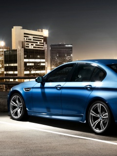 BMW F10 на городской парковке обои