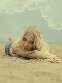 Девушка на песке обои