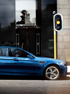 BMW F10 на светофоре обои