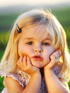 Малышка грустит обои