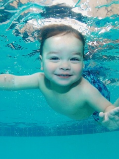 Маленький пловец обои