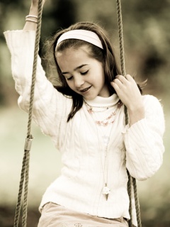 Девочка на качелях обои