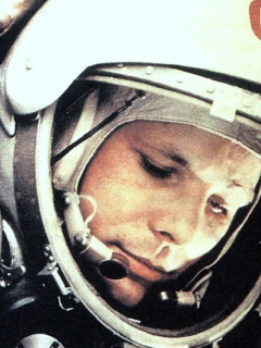 Юрий Гагарин в скафандре обои