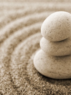 Пирамидка в саду камней обои