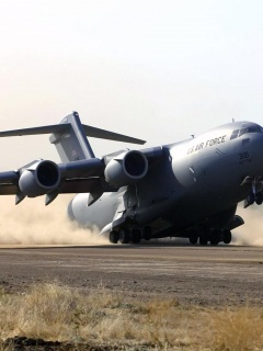 Грузовой самолёт на посадке обои