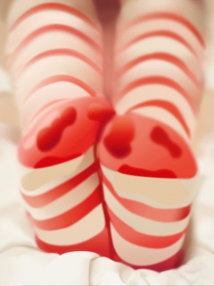 Ножки в полосатых чулках обои