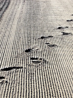 Следы на песке обои