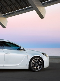 Белый седан под крышей обои