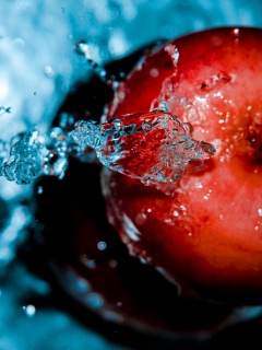 Брызги на яблоке обои