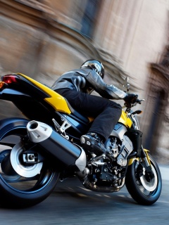 Ямаха и наездник на улицах города обои