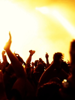 Руки людей на концерте обои