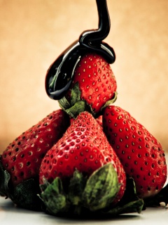 Аппетитная клубничка с шоколадом обои