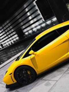 Желтая ламборджини в автосалоне обои