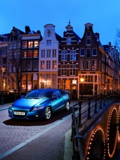 Автомобиль на мосту в свете фонаря обои