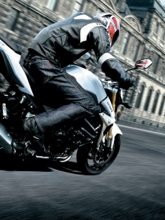 Мотоциклист мчится по городу обои