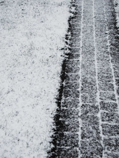 След покрышек в снегу обои