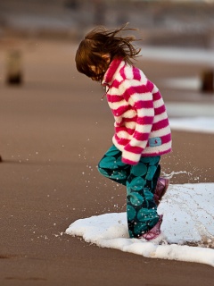 Ребенок и волна обои