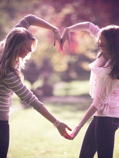 Две девушки и сердце из рук обои
