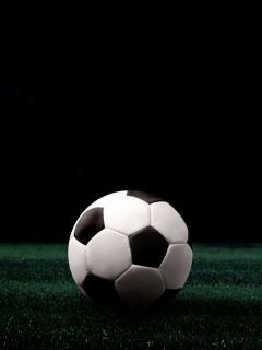Футбольный мяч на темном поле обои