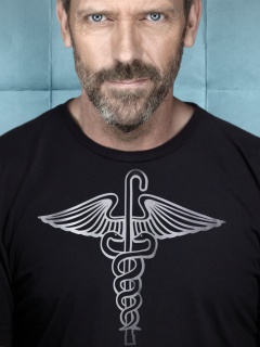 Доктор Хаус в футболке со змеями на трости обои