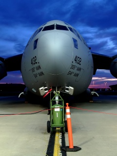 Самолет на взлетной полосе обои