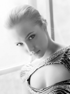 Блондинка у окна обои