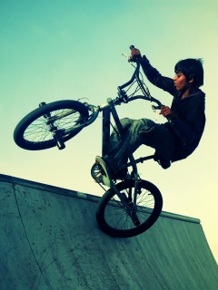 Мальчик на рампе обои